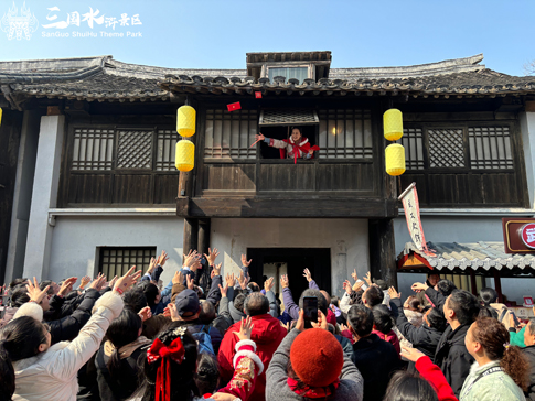 4無錫景區(qū)特型演員現(xiàn)場派發(fā)福彩紅包.jpg