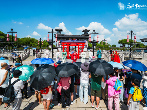 3無(wú)錫影視基地游客觀看中秋限定演出《月滿三國(guó)·中秋情》.jpg