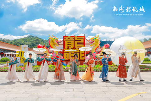 5南海影視城“超級(jí)月亮”景觀拉滿中秋節(jié)日氛圍.jpg