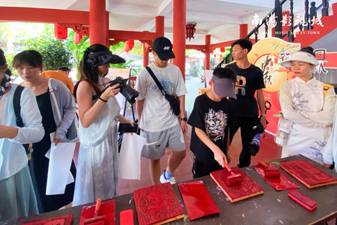 8南海影視城游客參與DIY拓印活動(dòng).jpg