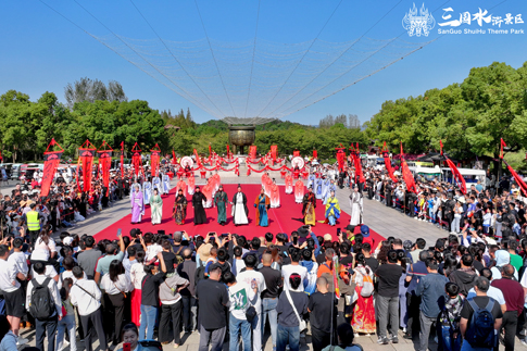 1無(wú)錫景區(qū)特別節(jié)目《這就是三國(guó)》現(xiàn)場(chǎng)人氣火爆.jpg