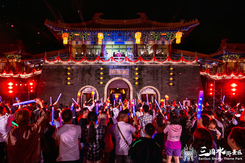 2無(wú)錫景區(qū)游客積極參與夜間演出活動(dòng)并與演員互動(dòng).jpg
