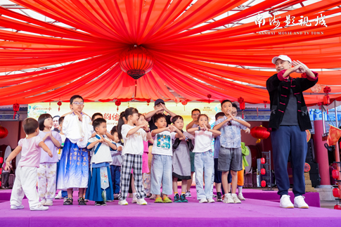 7南海景區(qū)知名武術(shù)演員杜宇航與游客互動(dòng).jpg