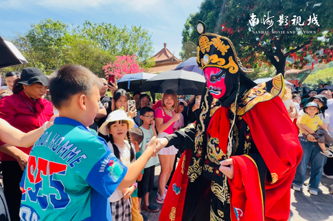 10南海景區(qū)《國(guó)粹百面》互動(dòng)演出備受歡迎.jpg