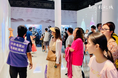 11南海景區(qū)國(guó)慶上新漢服文化體驗(yàn)館備受游客喜愛(ài).jpg