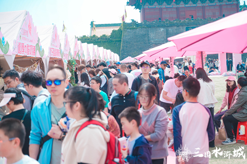 3無錫景區(qū)游客在“海棠櫻雨浪漫之旅”江湖市集購物.jpg