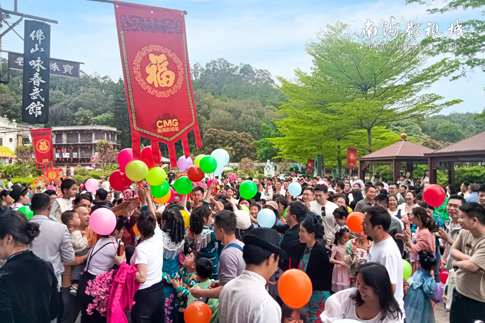 6南海景區(qū)演員與游客親密互動.jpg